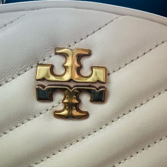 Tory Burch Kira Cream Quilted Zip Top Camera Bag. - Picture 3 of 10